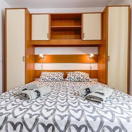 Sunshine Apartments Funtana With Balcony And Sea View Екстериор снимка