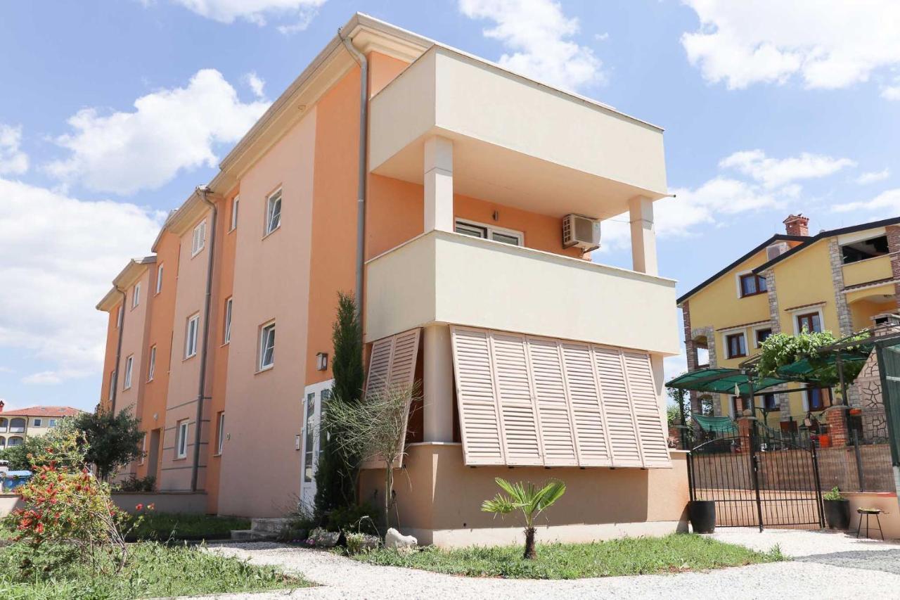 Sunshine Apartments Funtana With Balcony And Sea View Екстериор снимка